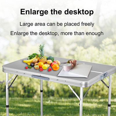 Table à manger et chaise pour pique-nique sur la plage