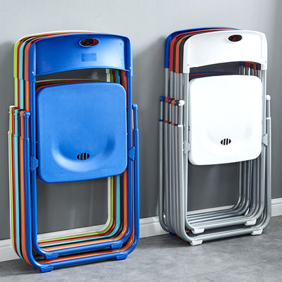 Immeuble de bureaux Chaise de salle à manger en plastique pliable empilable 40*40*78cm pour les banquets