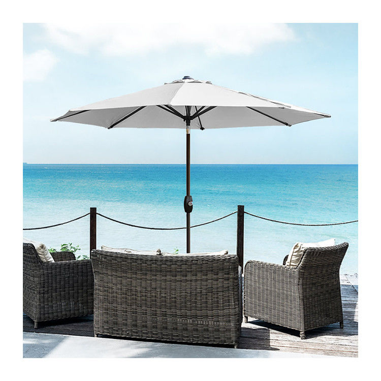 Un parapluie de 9 pieds pour le café et le patio dans un style moderne