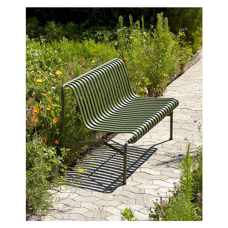 Un banc de jardin en acier et une chaise de salon pour AJUNION