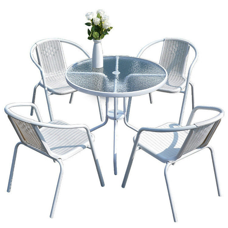 Table ronde en verre métallique et chaise en rotin