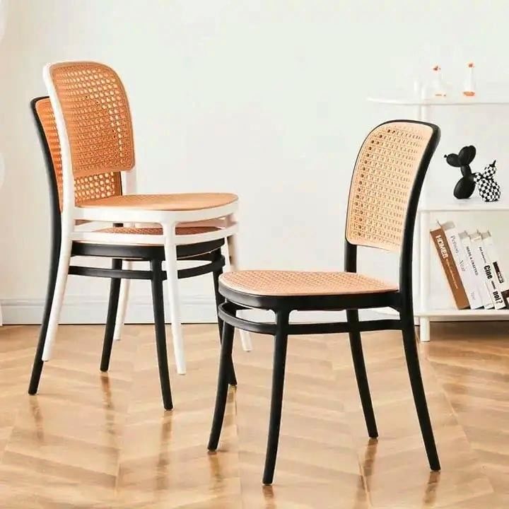 Chaise de dîner en rotin en plastique en PP stackable nordique pour restaurant de café en plein air