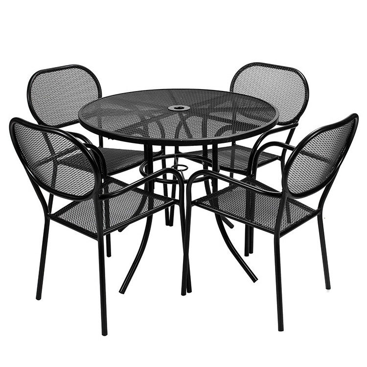 Bistro extérieur Café jardin patio métallique des tables rondes en fer et des chaises avec un trou de parapluie dans un design moderne