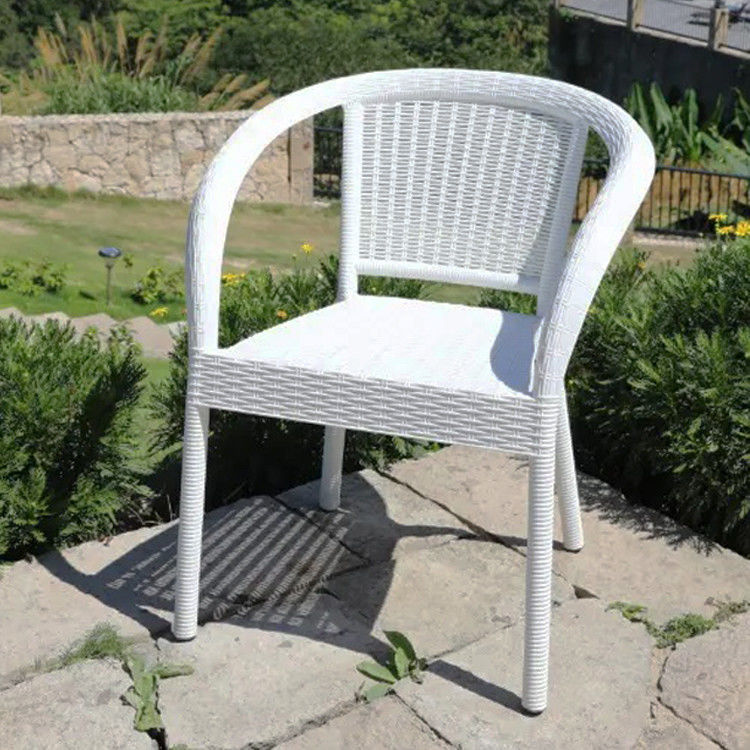 Chaise de bras de salle à manger en plastique en rotin empilable pour banquet de mariage dans le jardin extérieur