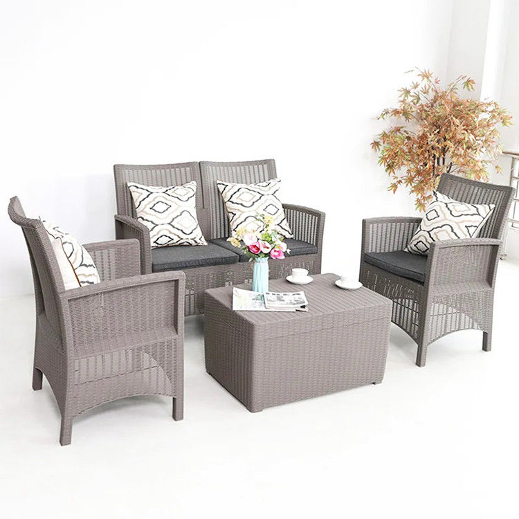Transformez votre patio en un paradis nordique avec un ensemble de chaises et de tables en plastique