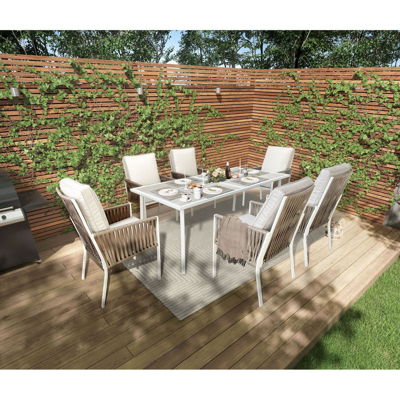 Table et chaises modernes pour la salle à manger des restaurants