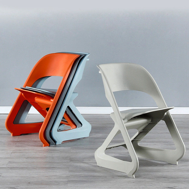 Chaises de café en plastique empilées modernes simples pour le balcon de loisirs extérieur Nordic Morden