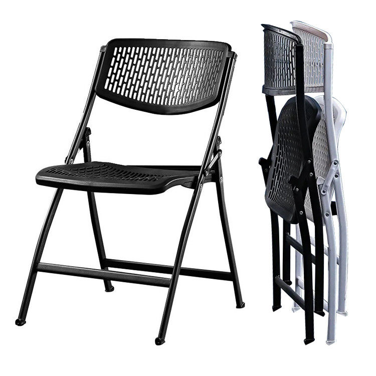 Chaises pliables en métal blanc en plastique empilées pour les événements de banquet en plein air