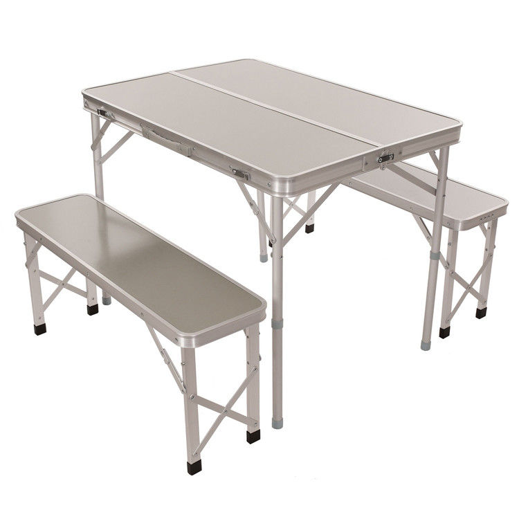 Table à manger et chaise pour pique-nique sur la plage